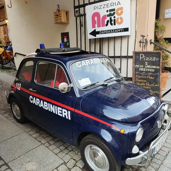 Granatowy Fiat 500 z napisem Carabinieri