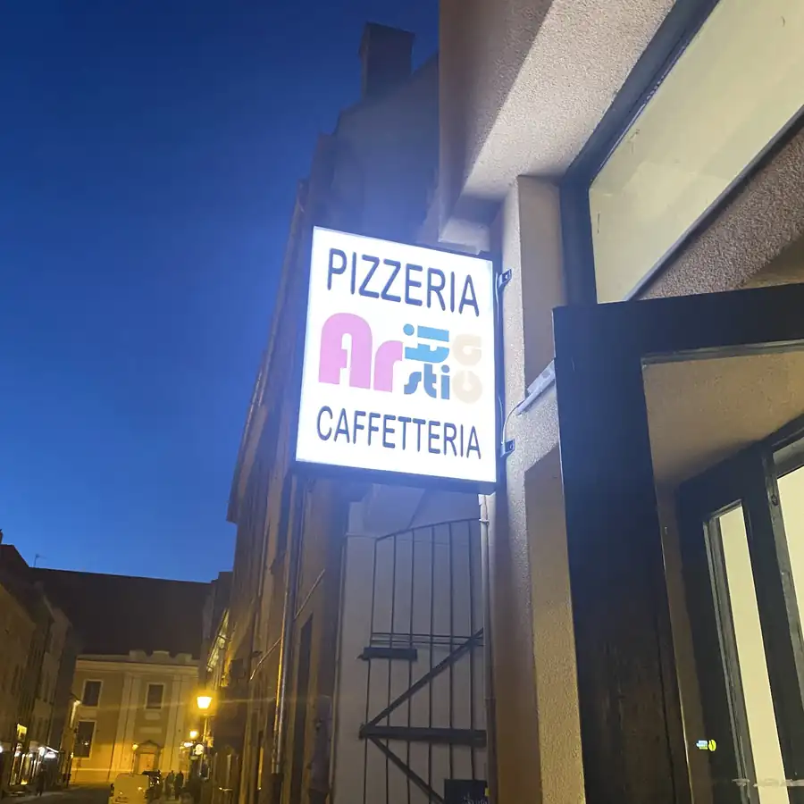 Podświetlany szyld pizzerii wieczorem