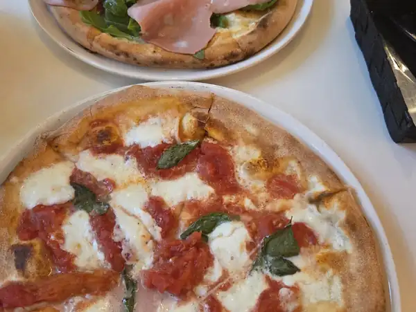 Dwie pizze: z szynką parmeńską i margherita