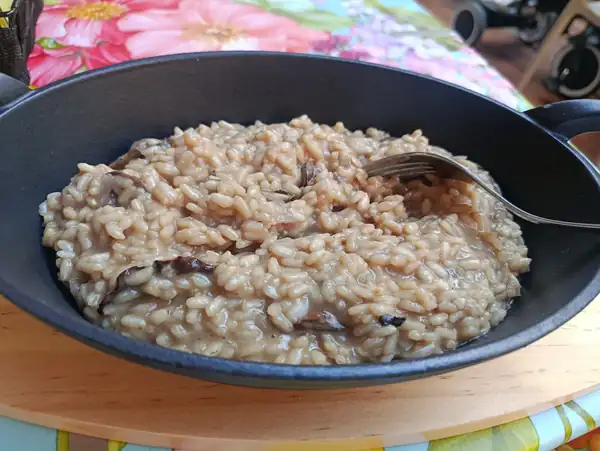 Kremowe risotto na dużej patelni