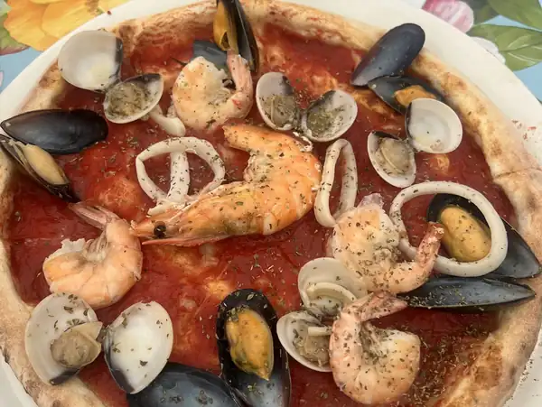 Pizza z krewetkami, mulami i małżami w muszlach