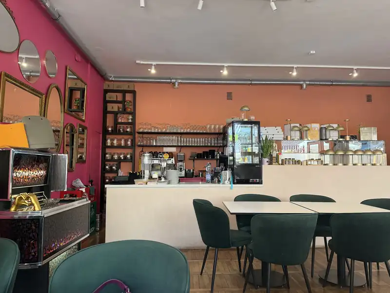Sala z malinowymi ścianami i barem